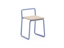 Stoel TINN met blauw metalen frame en lichte houten zitting.