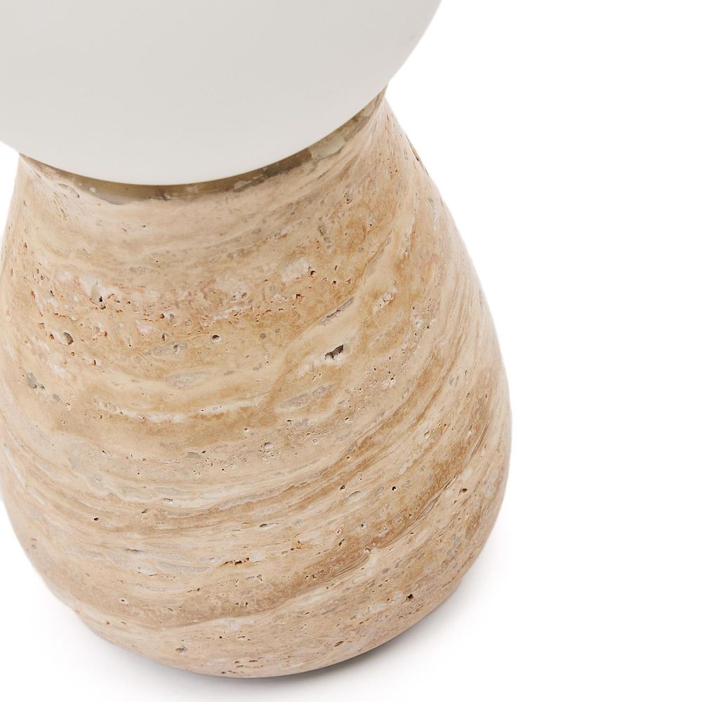 Tafellamp OKENI met witte kap en beige travertijnvoet.