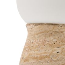 Tafellamp OKENI met een witte glazen kap en een beige travertijn voet.