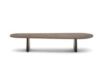 Salontafel PIRITA, ovaal, van donker massief eikenhout met brede poten.