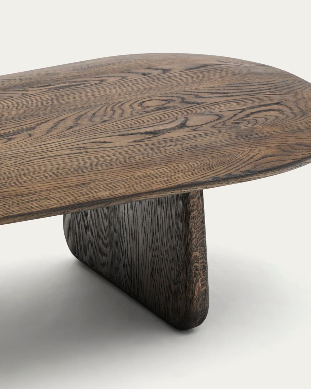 Salontafel PIRITA, donkerbruin massief eiken blad en onderstel met gebogen poten.