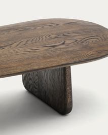 Salontafel PIRITA, donkerbruin massief eiken blad en onderstel met gebogen poten.