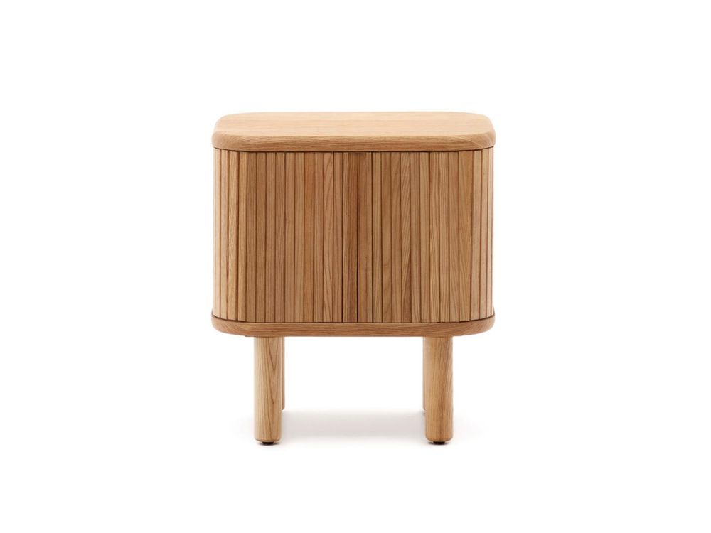Nachttafel MAILEN van naturel essenfineer met afgeronde zijden en verticale latten.