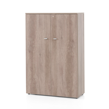 Halfhoge houtkleurige kast met 2 deuren en metalen handgrepen.
