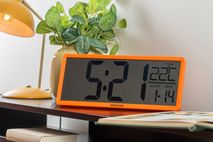 Muur/tafelklok LCD RETRO - Oranje PST KA6020OR