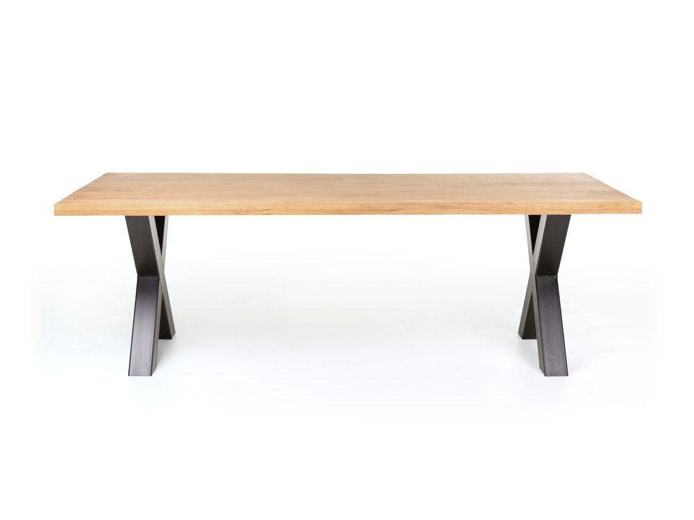 Eetkamertafel ABERDEEN van zandkleurig hout met zwarte metalen X-poten.