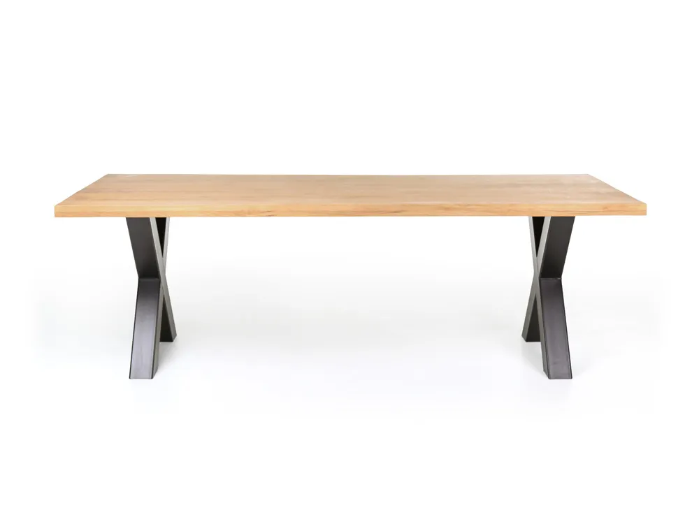 Eetkamertafel ABERDEEN van zandkleurig hout met zwarte metalen X-poten.