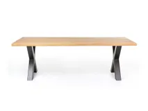 Eetkamertafel ABERDEEN van zandkleurig hout met zwarte metalen X-poten.