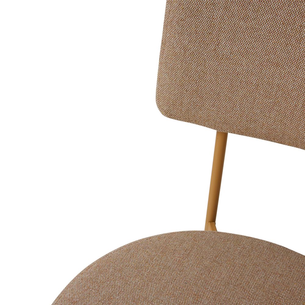 Eetkamerstoel Yoredale met rode stoffen bekleding en metalen frame.