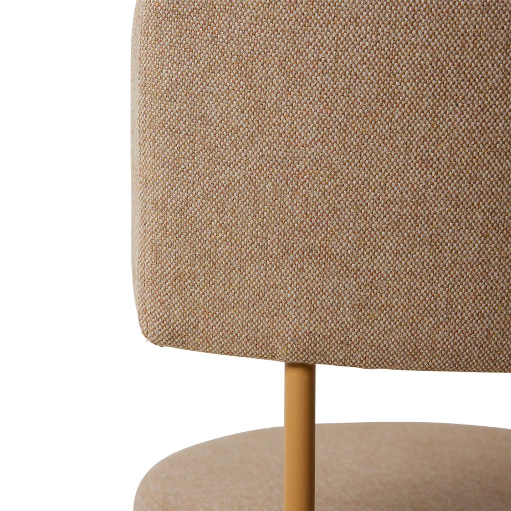 Detail van de rugleuning van Eetkamerstoel YOREDALE van beige stof.