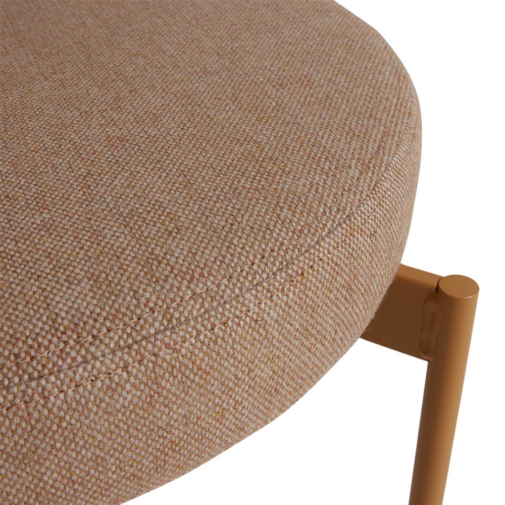 Beige geweven stoffen zitting van eetkamerstoel Yoredale met houten frame.
