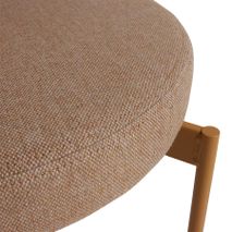 Beige geweven stoffen zitting van eetkamerstoel Yoredale met houten frame.