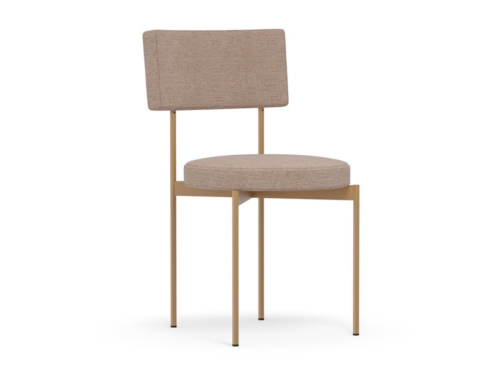 Eetkamerstoel met beige stoffen zitting en rugleuning, goudkleurig metalen frame.