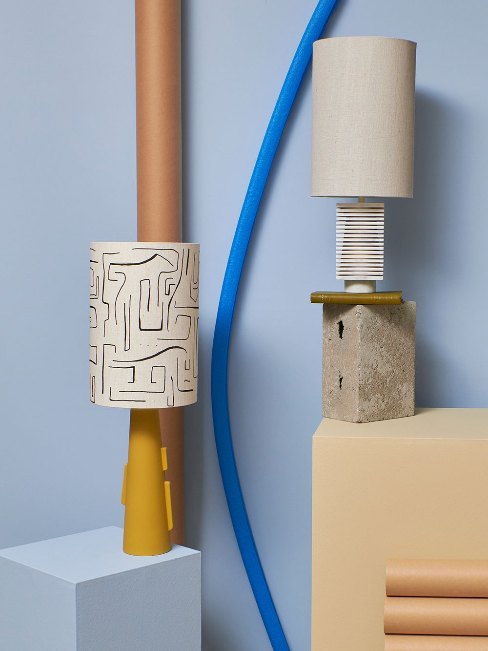 Lampenkap SHADE, linnen met patroon, op een gele lampvoet.