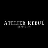 Wit Atelier Rebul-logo op een zwarte achtergrond, met 'DEPUIS 1895' eronder in een kleiner lettertype.