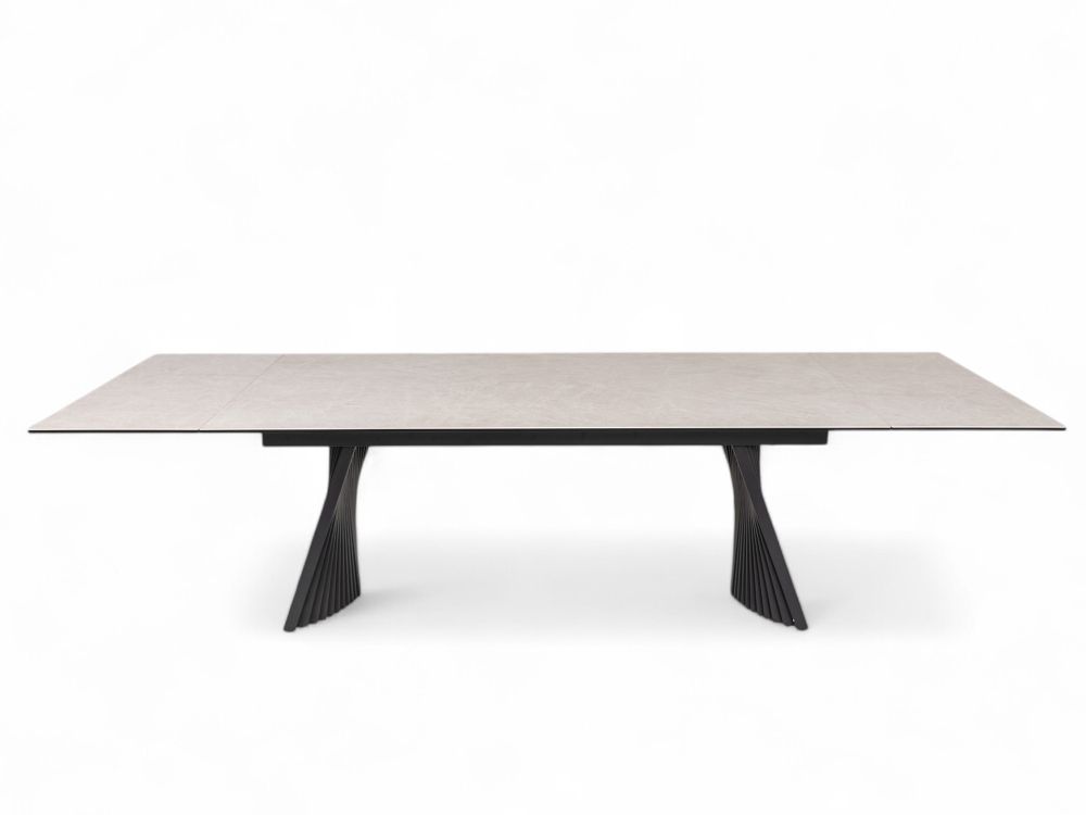 Uitschuifbare eetkamertafel CERATA met keramiek travertin ogende blad en zwarte poten.