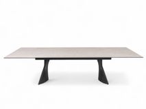 Uitschuifbare eetkamertafel CERATA met keramiek travertin ogende blad en zwarte poten.