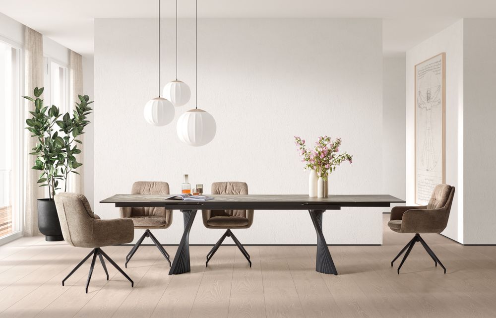 Uitschuifbare eetkamertafel CERATA met keramiek travertin-look blad en zwarte spiraalpoot.