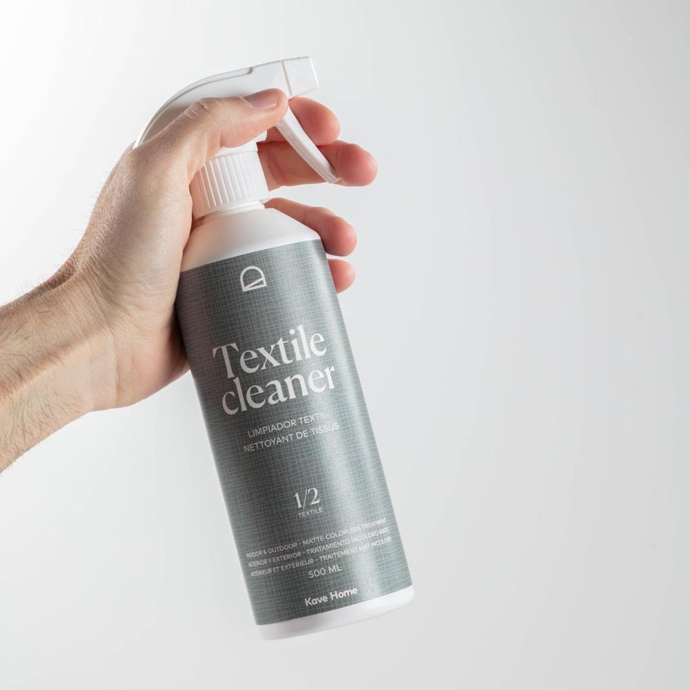 Grijze textielreiniger spray met witte dop en label van 500 ml voor binnen en buiten.