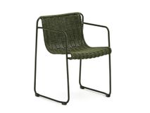 Tuinstoel MAURINA met donkergroen metalen frame en gevlochten zitting en rugleuning.