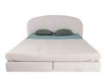 Boxspring ASPEN, beige, linnenlook, met matrassen, twee kussens en mintgroene bedsprei.