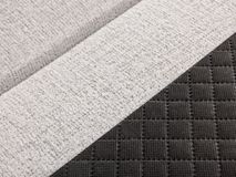 Boxspring Aspen, beige stof gecombineerd met donkere, gestikte bekleding.