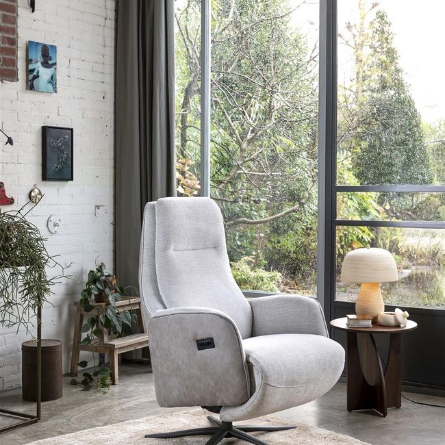 Elektrische relaxfauteuil Felino van kiezelkleurige stof.