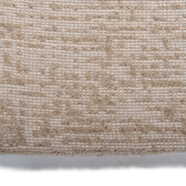Close-up van ecru tapijt OASIS met duidelijke weefstructuur van wol en jute.